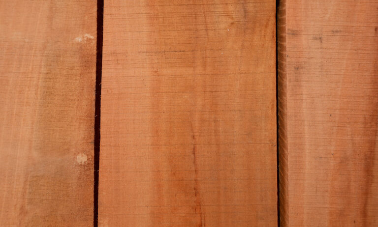 Madera aserrada en el aserradero de Villarrica