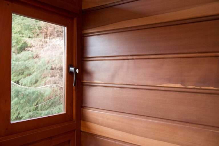 Revestimiento de madera para interiores y exteriores