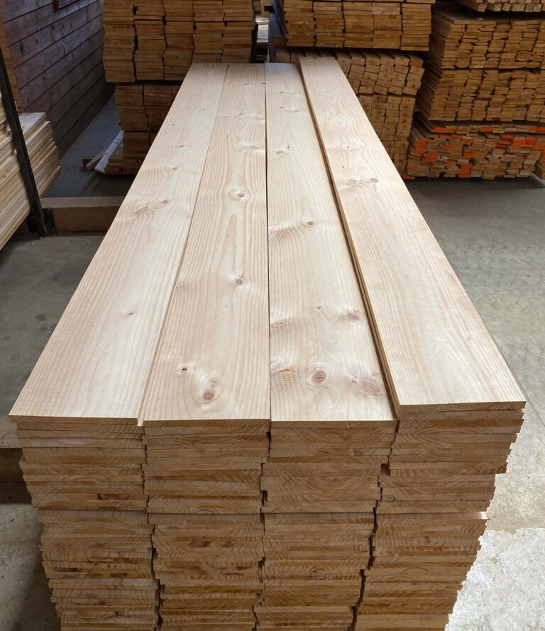 Pino cepillado dos caras — madera elaborada